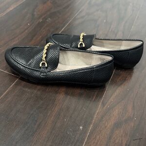 Cliffs by WHITE MOUNTAIN Black Loafers with Gold Chain | Good Used Condition